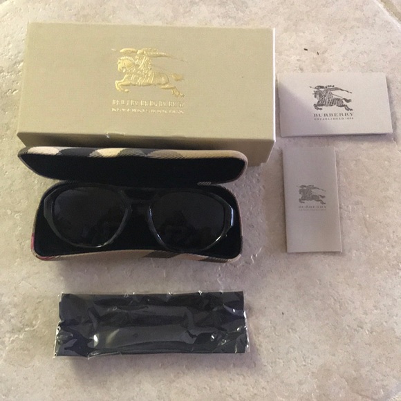 Auth. Burberry {Unisex} Sunglasses - Picture 6 of 6